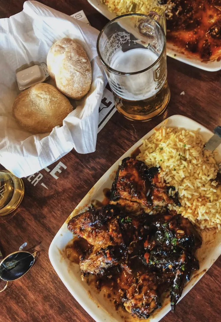 Chicken with rice and Portuguese rolls