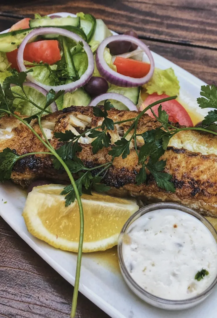 Grilled fish with salad and tartar sauce